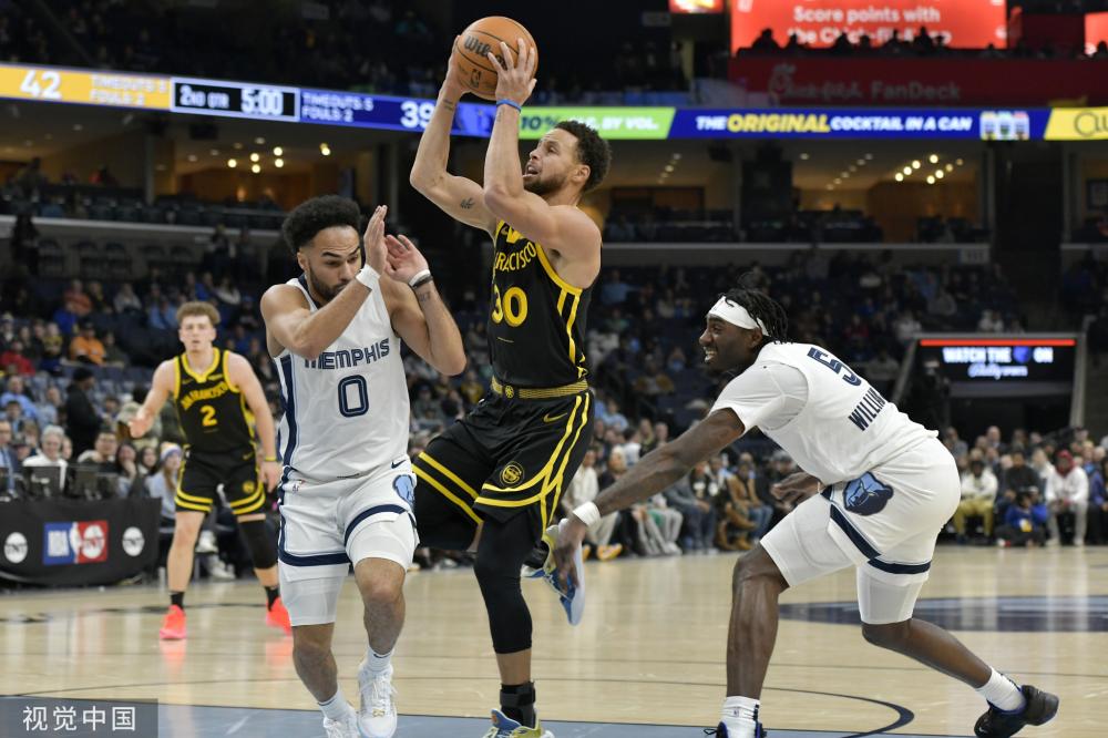 [CBA]威金顿上篮不进 李炎哲飞身补篮得手.