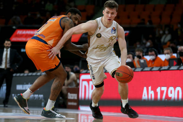 造乌龙+关键铲断，约罗当选与富勒姆一役曼联队内最佳球员