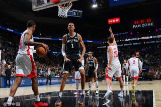 高效！文班亚马半场替补11分钟9中6拿到14分5板（效率爆棚！文班亚马替补半场11分钟9投6中砍下14分5板）